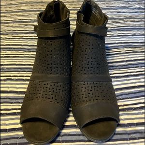 Black Size 8 Easy Street Women's Carrigan Peep Toe Shootie Pumps